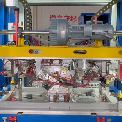 Automatische machine voor het verpakken en bedekken van auto's
